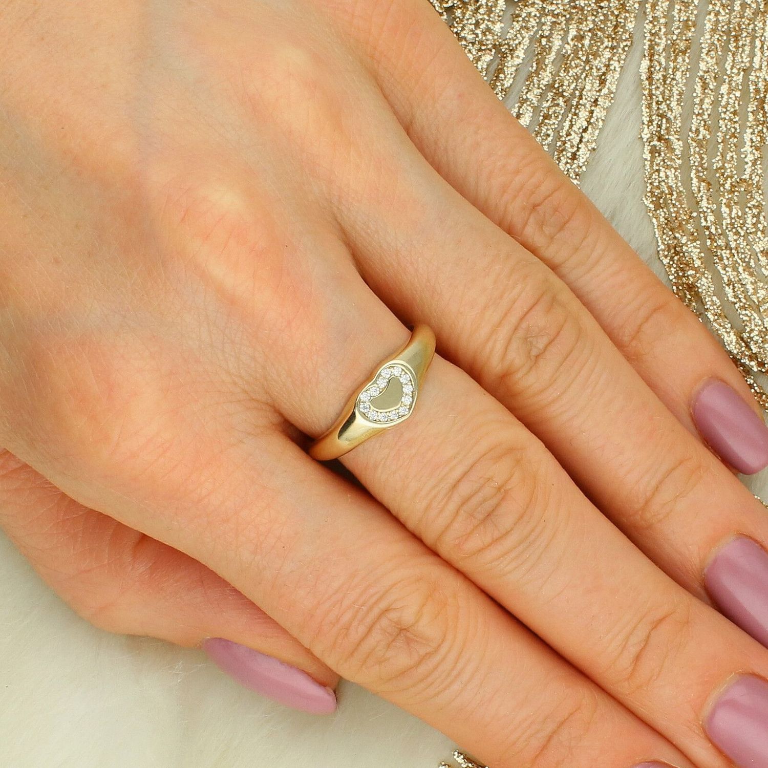 Romantyczny złoty pierścionek damski z motywem serca wysadzany cyrkoniami. Kolekcja Amore – idealny na prezent, Walentynki i wyjątkowe okazje.1.jpg